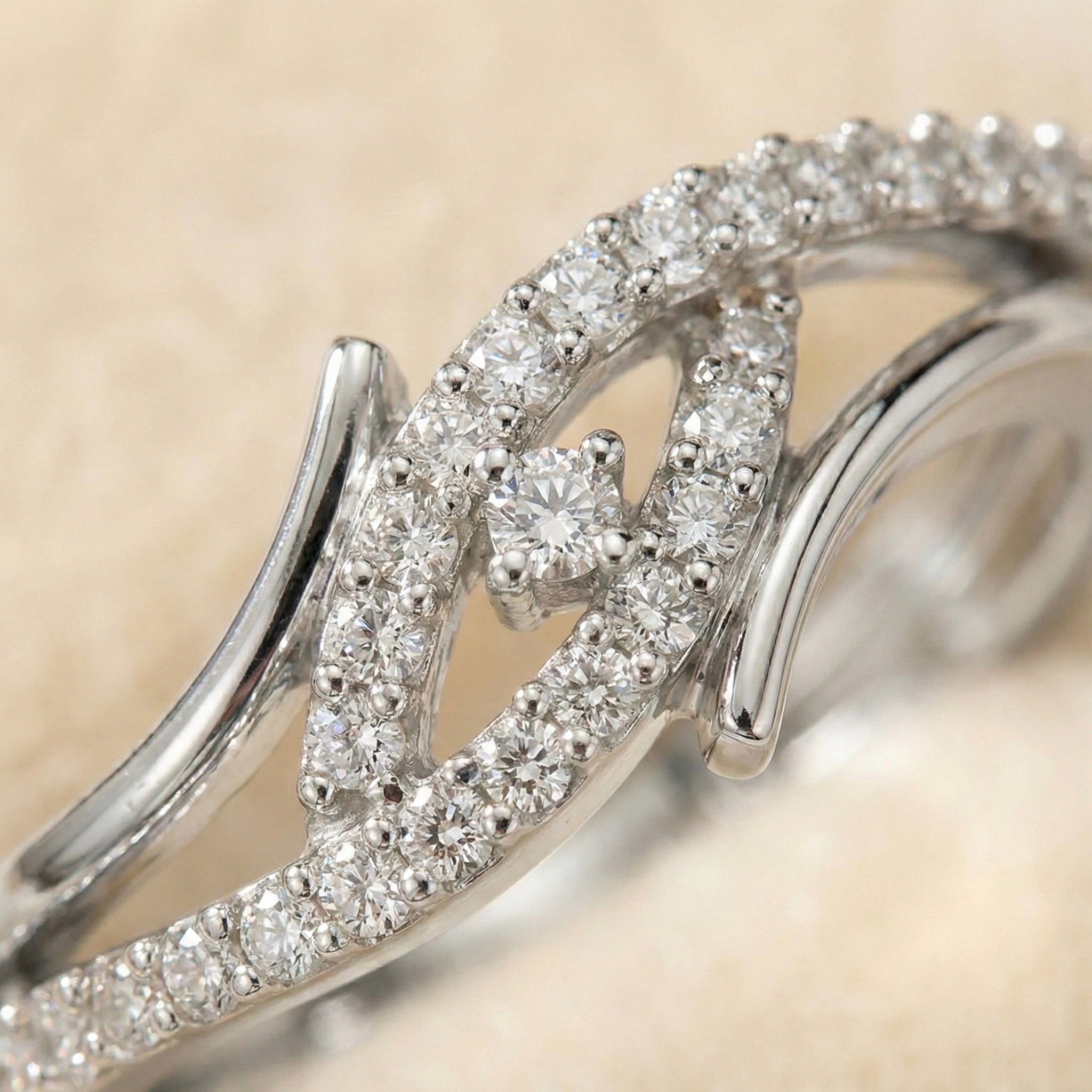 Subtle curves, radiant stones - a statement ring in 925 sterling silver 💍