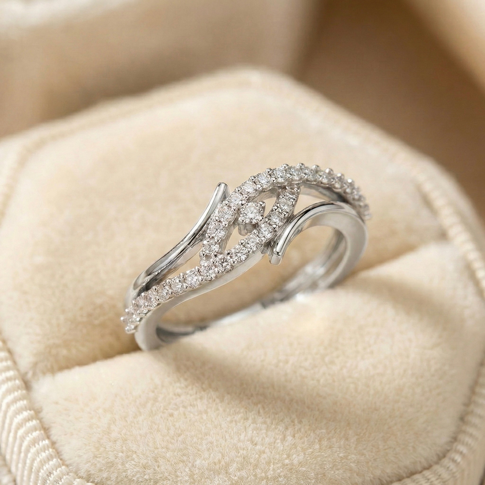 Subtle curves, radiant stones - a statement ring in 925 sterling silver 💍
